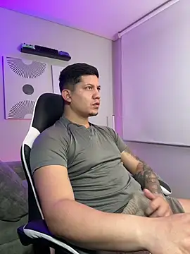 Snapshot of _robertobaggioo chatting on March 13, 12:34 pm robertobaggioo online show from March 13, 12:34 pm