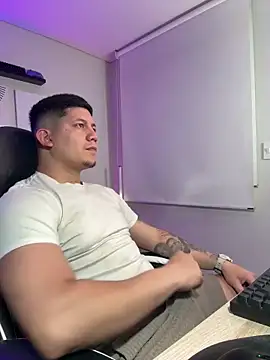 Snapshot of _robertobaggioo chatting on March 15, 5:46 am robertobaggioo online show from March 15, 5:46 am