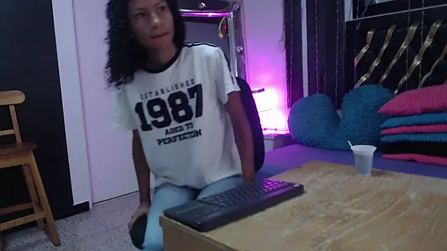 Snapshot of mailyn_gold chatting on May 6, 11:37 am mailyn gold online show from May 6, 11:37 am