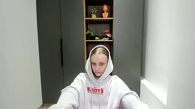 KirstinMcgeady online show from February 14, 8:44 am