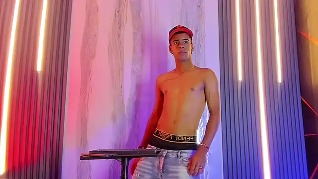 Snapshot of Vicky_and_Jeyco chatting on February 16, 8:38 pm Vicky and Jeyco online show from February 16, 8:38 pm