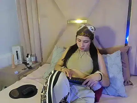 Snapshot of ElaSalvatorehh chatting on April 7, 1:11 pm ElaSalvatorehh online show from April 7, 1:11 pm