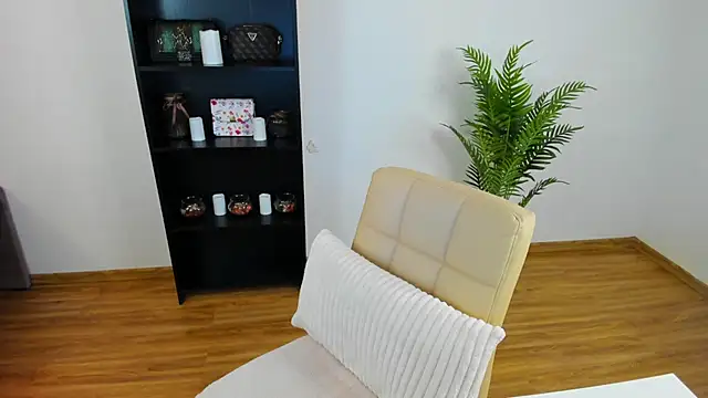 Snapshot of khloe_starrr chatting on June 1, 2:41 pm khloe starrr online show from June 1, 2:41 pm