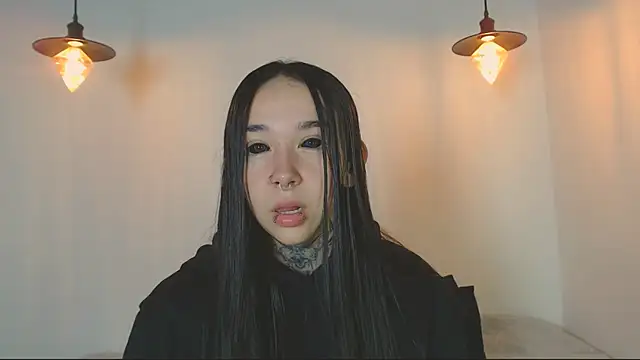 Snapshot of alien_eyes09 chatting on April 4, 1:15 am alien eyes09 online show from April 4, 1:15 am