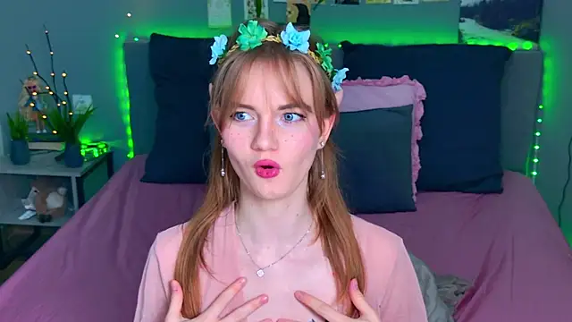 ElfieWhite online show from August 1, 5:45 pm