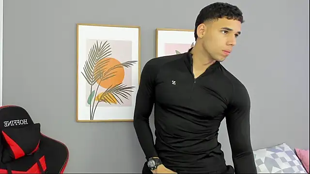 Snapshot of Thomas_walker14 chatting on May 25, 12:44 pm Thomas walker14 online show from May 25, 12:44 pm