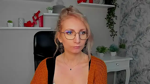 CinderellaMoon online show from March 13, 6:20 am