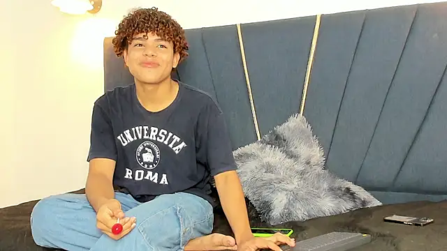 Snapshot of kleiver_cum18 chatting on February 17, 1:07 pm kleiver cum18 online show from February 17, 1:07 pm