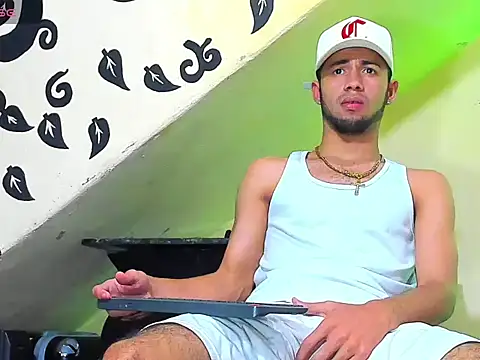 Snapshot of Jhon_malo chatting on April 18, 5:00 am Jhon malo online show from April 18, 5:00 am