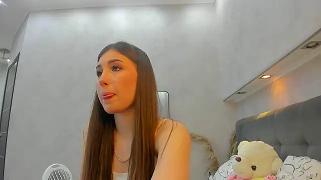 Snapshot of Emily_Lews chatting on May 22, 1:02 am Emily Lews online show from May 22, 1:02 am