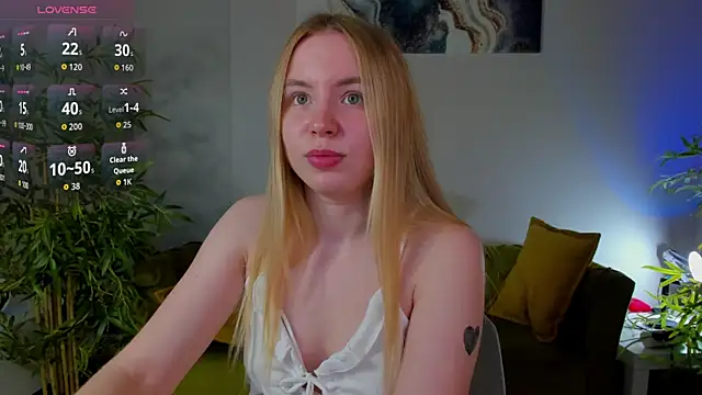 Snapshot of Linda__Bloom chatting on June 14, 12:41 am Linda Bloom online show from June 14, 12:41 am