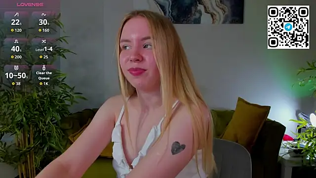 Snapshot of Linda__Bloom chatting on June 14, 2:24 am Linda Bloom online show from June 14, 2:24 am