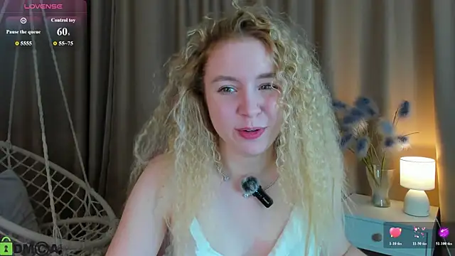 Snapshot of Linda__Bloom chatting on June 18, 12:44 am Linda Bloom online show from June 18, 12:44 am