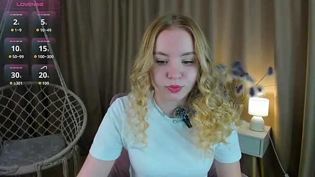 Snapshot of Linda__Bloom chatting on June 22, 12:35 am Linda Bloom online show from June 22, 12:35 am
