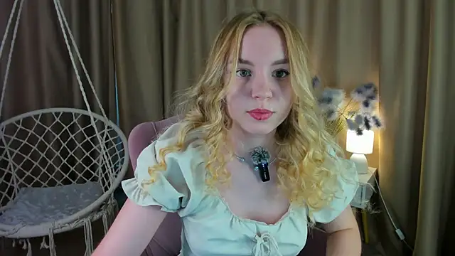 Snapshot of Linda__Bloom chatting on June 25, 12:43 am Linda Bloom online show from June 25, 12:43 am