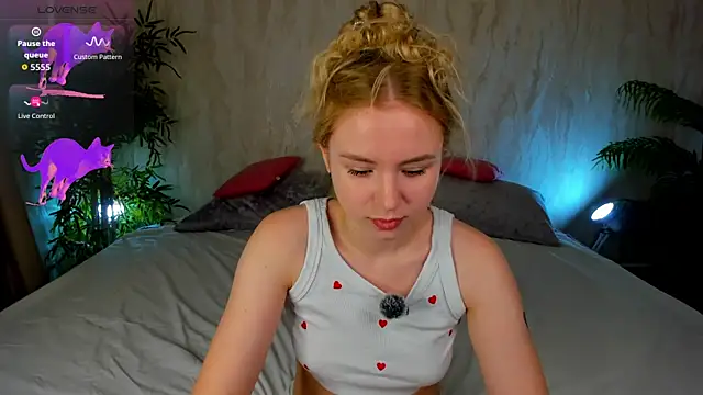 Snapshot of Linda__Bloom chatting on June 30, 12:44 am Linda Bloom online show from June 30, 12:44 am