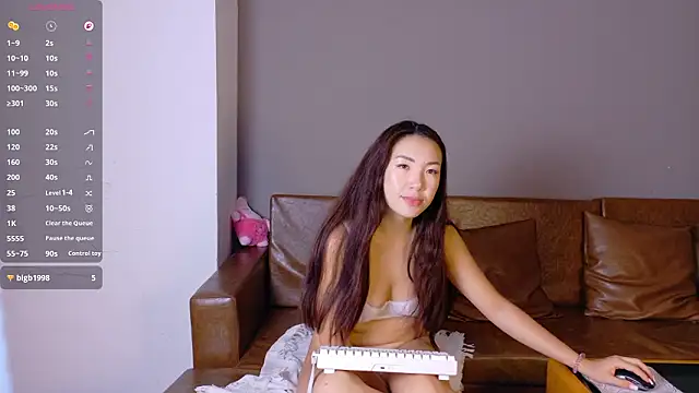 queenxbae online show from March 9, 9:24 am