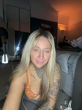 Snapshot of Summerwestt chatting on March 19, 10:36 pm Summerwestt online show from March 19, 10:36 pm