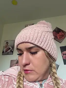 Snapshot of violet-grey chatting on July 23, 3:21 pm violet-grey online show from July 23, 3:21 pm