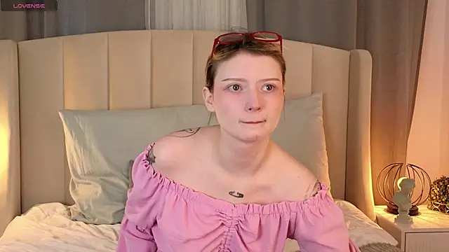 Snapshot of AlyssFrost chatting on April 28, 2:10 am AlyssFrost online show from April 28, 2:10 am