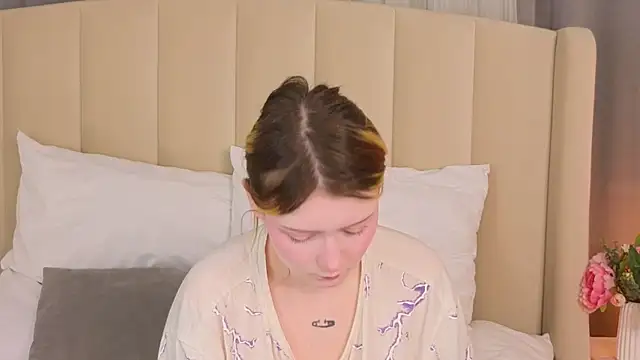 Snapshot of AlyssFrost chatting on June 3, 2:47 am AlyssFrost online show from June 3, 2:47 am