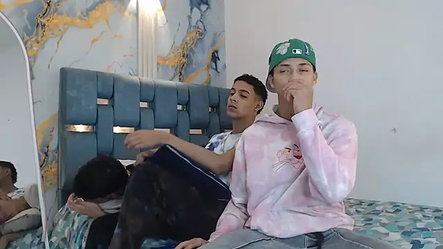 Snapshot of GOLD_BOYS chatting on March 11, 1:17 pm GOLD BOYS online show from March 11, 1:17 pm