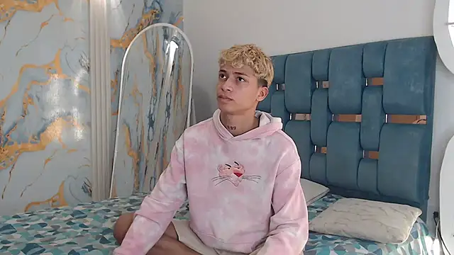 Snapshot of GOLD_BOYS chatting on April 15, 5:25 am GOLD BOYS online show from April 15, 5:25 am