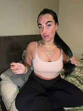 Snapshot of Darkfantisyx chatting on February 25, 5:55 pm Darkfantisyx online show from February 25, 5:55 pm