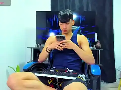 Snapshot of Lyam_Russo chatting on June 18, 7:41 am Lyam Russo online show from June 18, 7:41 am