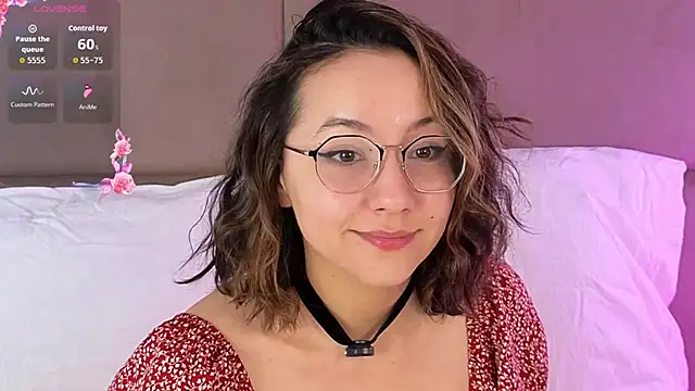 Snapshot of SweetElya chatting on June 4, 6:19 am SweetElya online show from June 4, 6:19 am