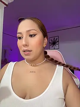 Snapshot of Kiarhatrixie1 chatting on April 19, 5:34 pm Kiarhatrixie1 online show from April 19, 5:34 pm
