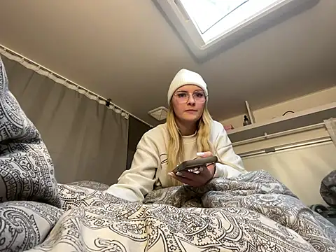 Snapshot of melanieTesss chatting on February 16, 4:14 pm melanieTesss online show from February 16, 4:14 pm