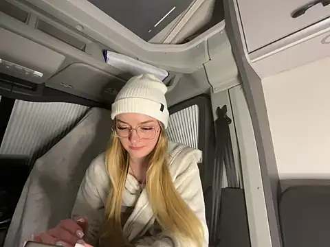 Snapshot of melanieTesss chatting on February 18, 11:44 pm melanieTesss online show from February 18, 11:44 pm