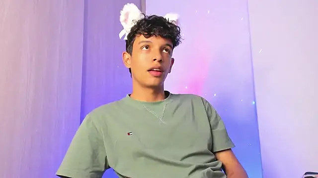 Snapshot of Maxfrost1 chatting on March 7, 1:24 am Maxfrost1 online show from March 7, 1:24 am