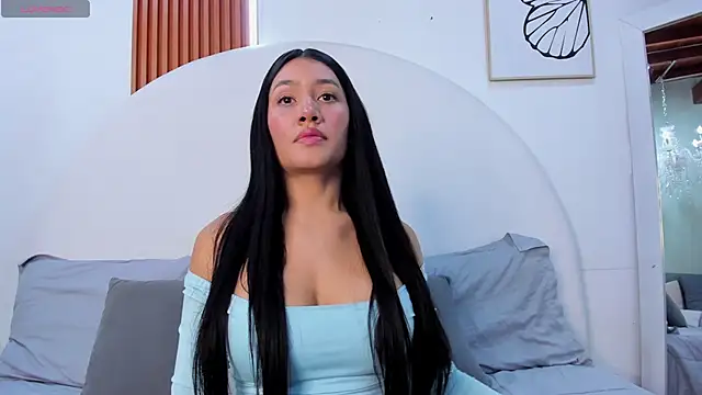 Violett Rosse  online show from March 13, 4:35 pm