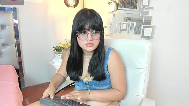 Snapshot of mila_quin chatting on June 11, 7:34 pm mila quin online show from June 11, 7:34 pm