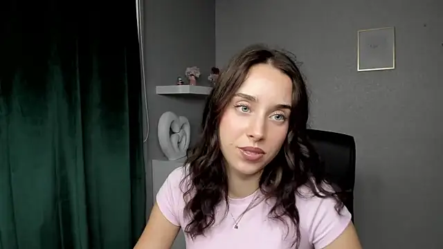 Snapshot of AdeleSolo chatting on June 9, 10:27 am AdeleSolo online show from June 9, 10:27 am