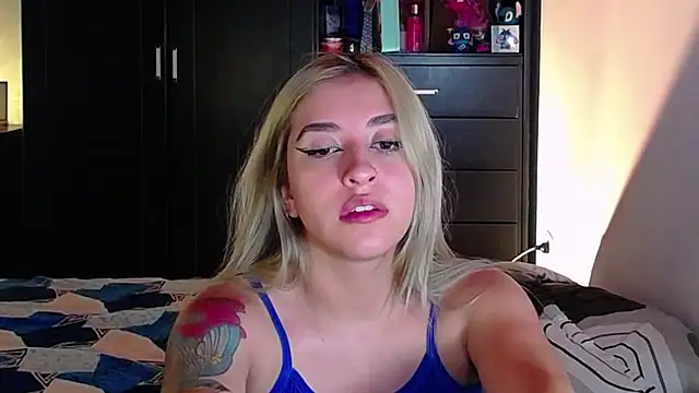 Snapshot of saradiazxxx chatting on March 2, 8:43 am saradiazxxx online show from March 2, 8:43 am