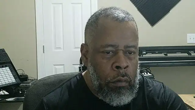 Snapshot of Cleozevo1961 chatting on May 25, 4:13 pm Cleozevo1961 online show from May 25, 4:13 pm