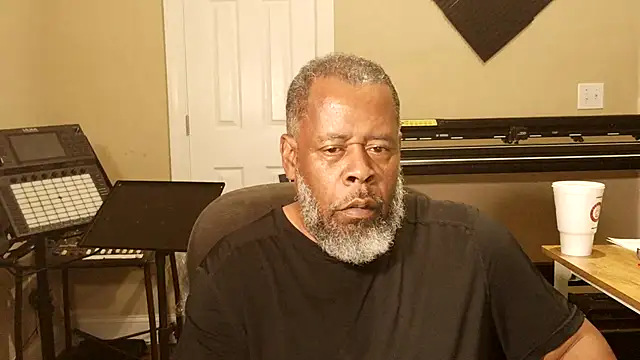 Snapshot of Cleozevo1961 chatting on June 18, 3:18 am Cleozevo1961 online show from June 18, 3:18 am