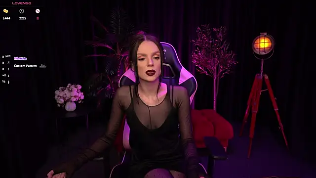 Snapshot of Wild_Alice_me chatting on May 10, 3:39 pm Wild Alice me online show from May 10, 3:39 pm