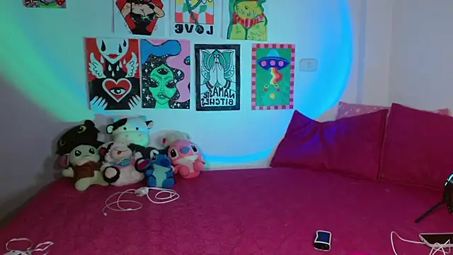 Snapshot of chloe_roxy chatting on May 12, 3:14 am chloe roxy online show from May 12, 3:14 am
