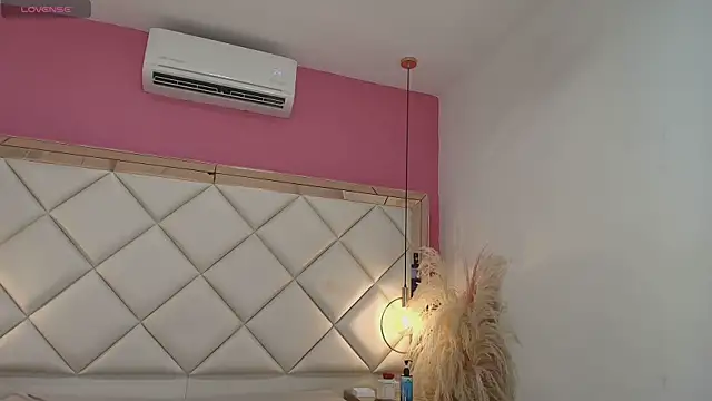 Snapshot of Liia_Collins chatting on June 5, 5:40 pm Liia Collins online show from June 5, 5:40 pm