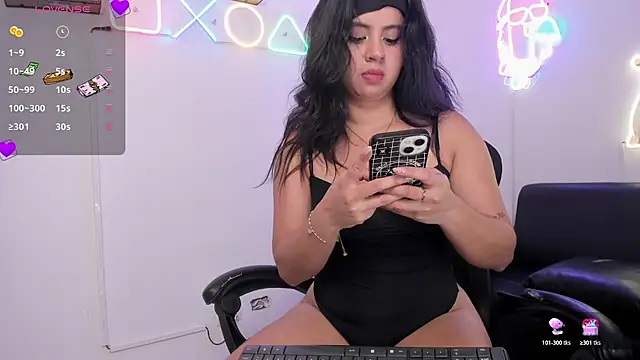 Snapshot of Valery_Cortez__ chatting on July 6, 9:17 pm Valery Cortez online show from July 6, 9:17 pm