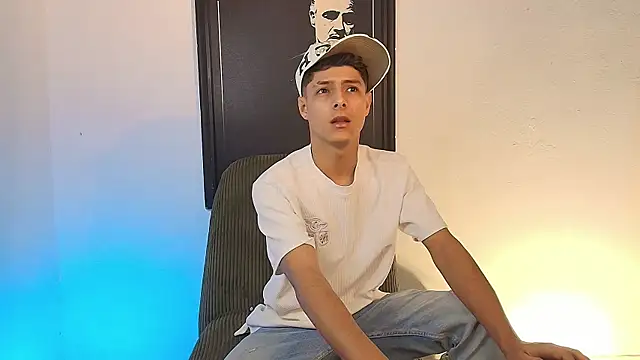 Snapshot of Eliassalvatore_ chatting on May 12, 4:15 pm Eliassalvatore online show from May 12, 4:15 pm