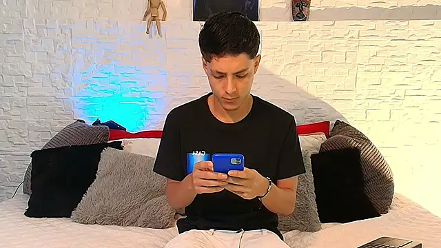 Snapshot of Eliassalvatore_ chatting on May 27, 3:09 pm Eliassalvatore online show from May 27, 3:09 pm