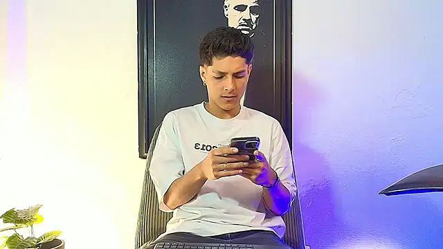 Snapshot of Eliassalvatore_ chatting on July 1, 3:34 pm Eliassalvatore online show from July 1, 3:34 pm
