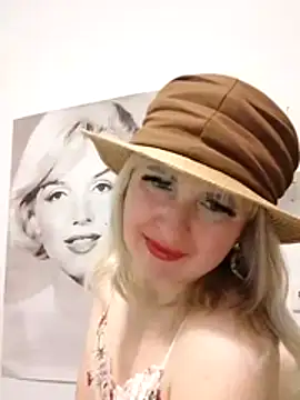 Snapshot of -Nefertiti- chatting on May 2, 9:20 pm -Nefertiti- online show from May 2, 9:20 pm