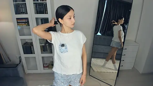 littleevilon online show from February 20, 8:16 am