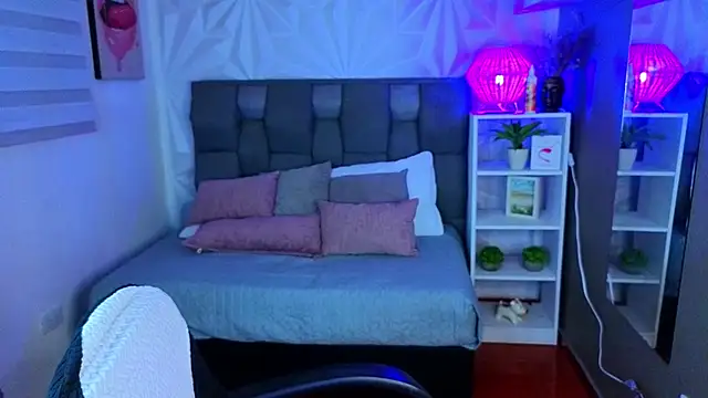 Snapshot of SophyAdams chatting on June 20, 4:26 am SophyAdams online show from June 20, 4:26 am